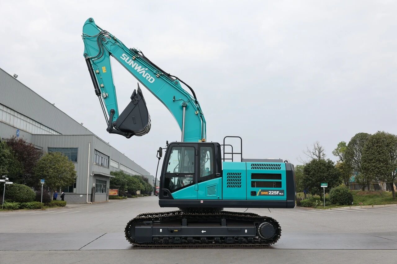 “双子星”闪耀！山河智能两款履带式液压挖掘机成功下线