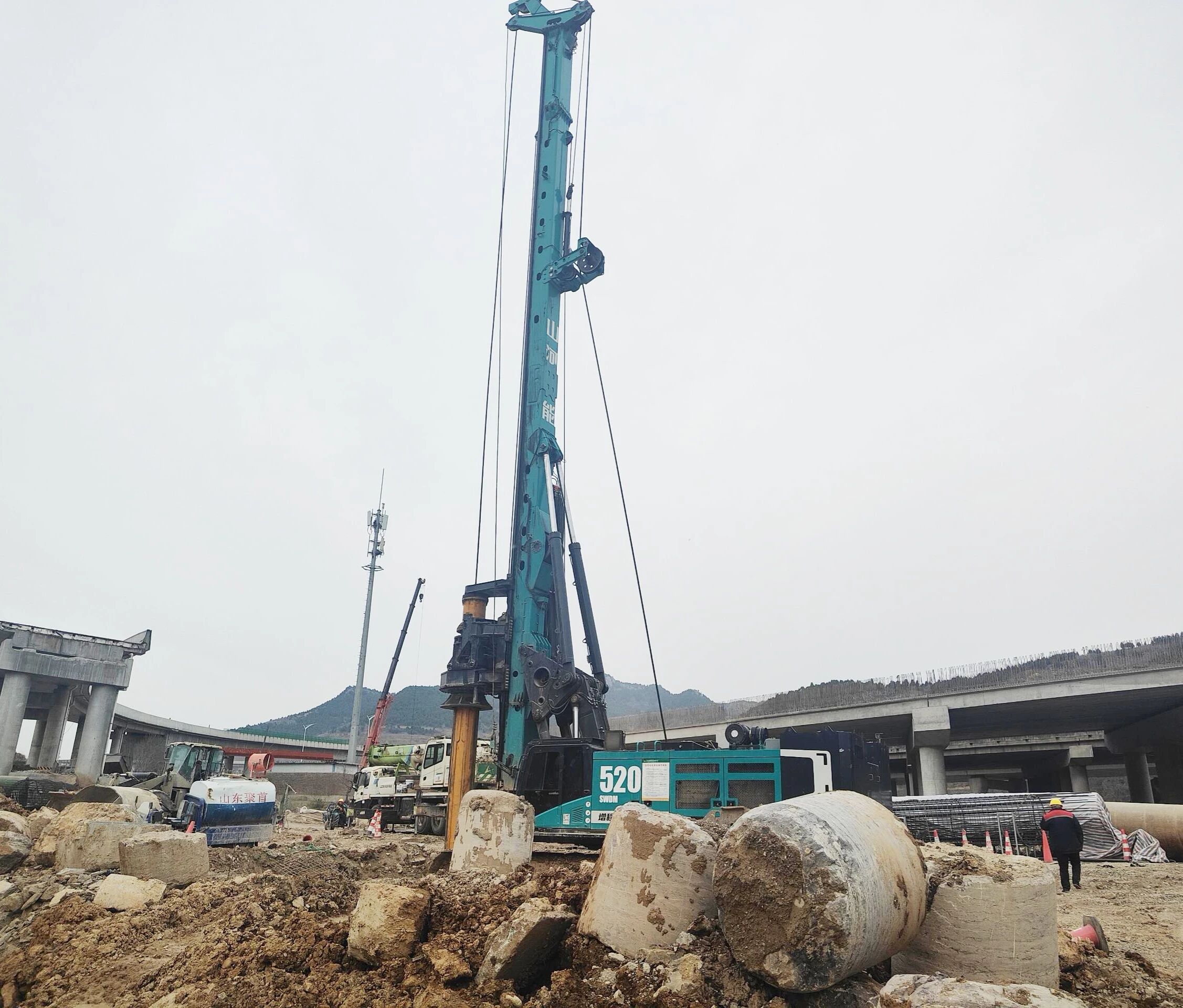 “亮剑”济南绕城改扩建项目，山河智能增程式电动旋挖钻机高效入岩受好评